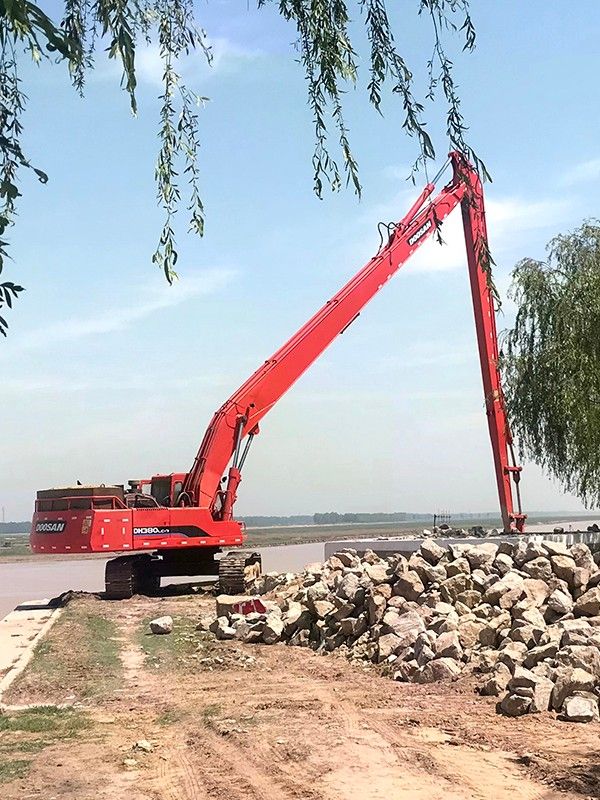 加長(zhǎng)臂水路兩用挖掘機(jī)